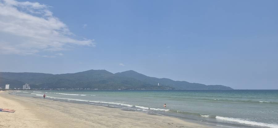 Praia de Mỹ Khê com a Península de Sơn Trà ao fundo, em Da Nang, no Vietnã