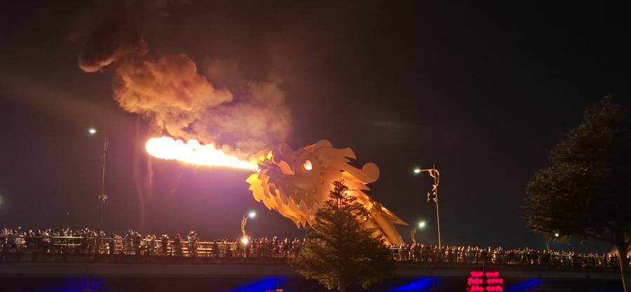Dragon Bridge soltando fogo durante o show noturno em Da Nang, no Vietnã