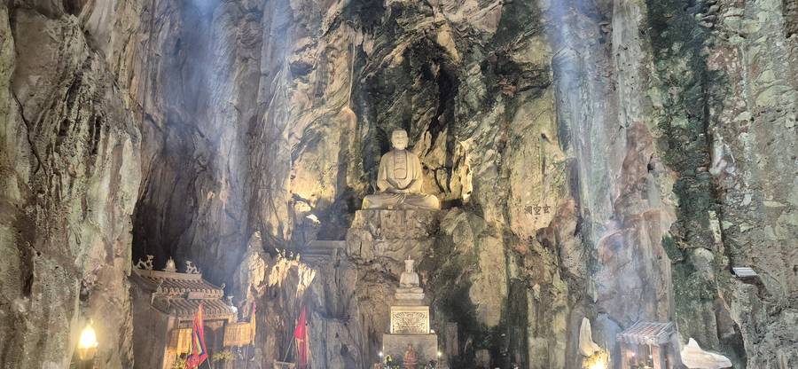 Estátua de Buda no interior de uma das cavernas de Thủy Sơn, nas Marble Mountains, em Da Nang, no Vietnã