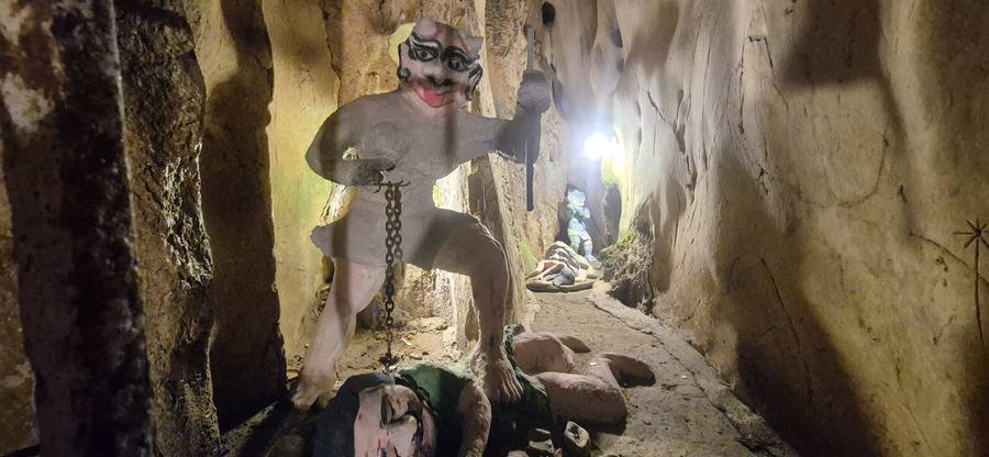 Escultura representando punições do submundo budista na caverna Âm Phủ, em Da Nang, no Vietnã