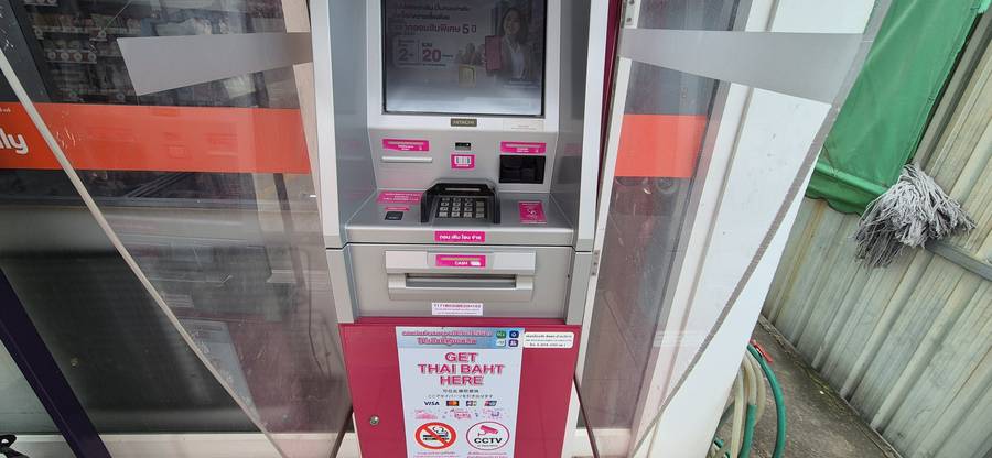 Caixa eletrônico na Tailândia, onde a tarifa para saques com cartões internacionais pode chegar a 350 baht por transação, em 2 de setembro de 2026. Foto: Ygor Lima.