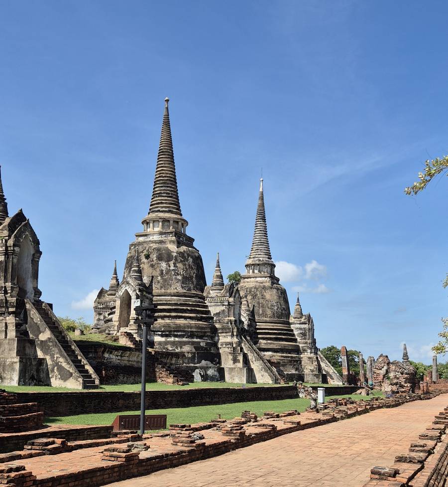 Vista dos chedis e das ruínas do Wat Phra Si Sanphet, no Parque Histórico de Ayutthaya, Tailândia, em 26 de junho de 2025. Foto: Ygor Lima.